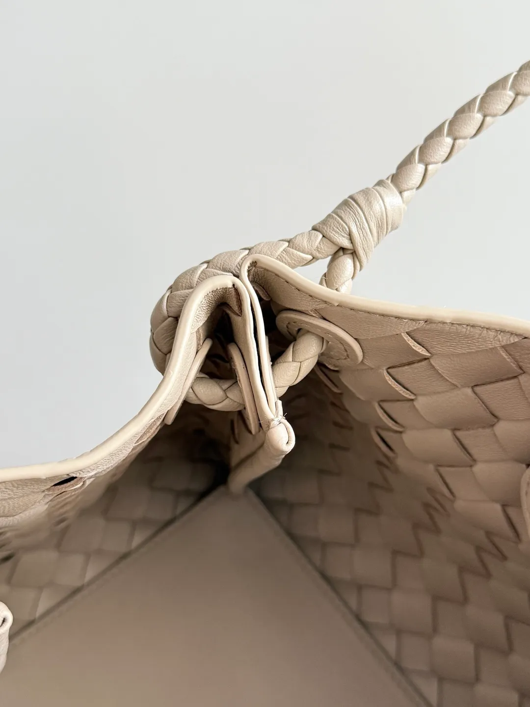 Batch 2060 BOTTEGA VENETA 2025 Autumn New Product Medium Parachuta The long-awaited new medium parachuta is here, with a unique appearance and iconic metal knots, and a whole piece of leather folds the four corners into a parachute shape! The exquisite Knot metal buckle is like putting jewelry on a bag. It is high-end and elegant. Its super capacity can hold all your things! The overall effect of this bag is very different from before. It is neither too delicate to provide a large capacity nor too bulky because of its practicality. It simply provides a perfectly suitable bag for casual and simple people👜 Style number: 835921 Size: 29.5*18.5*17.5cm